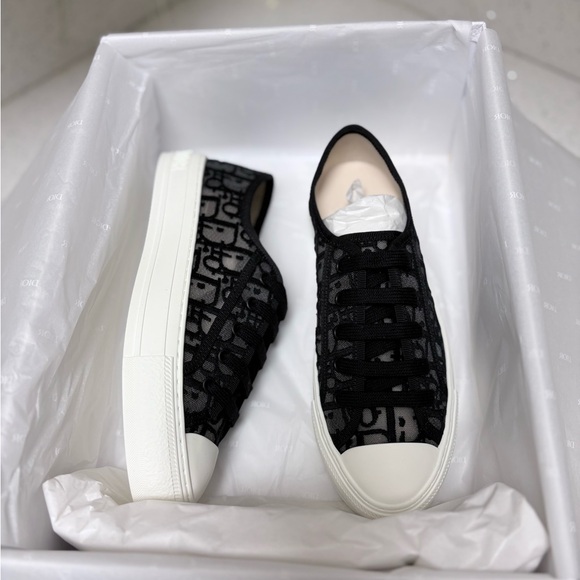 Walk'n'Dior Sneaker
Black Dior Oblique Embroidered Mesh - Picture 4 of 9